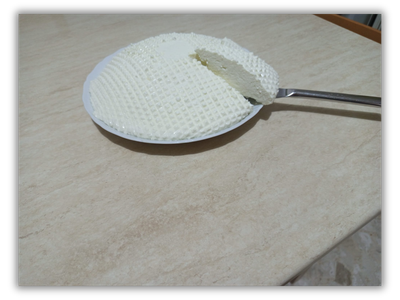 Ricotta su una superficie con utensile di produzione